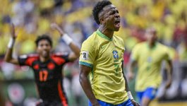 他在側翼進 他在側翼進