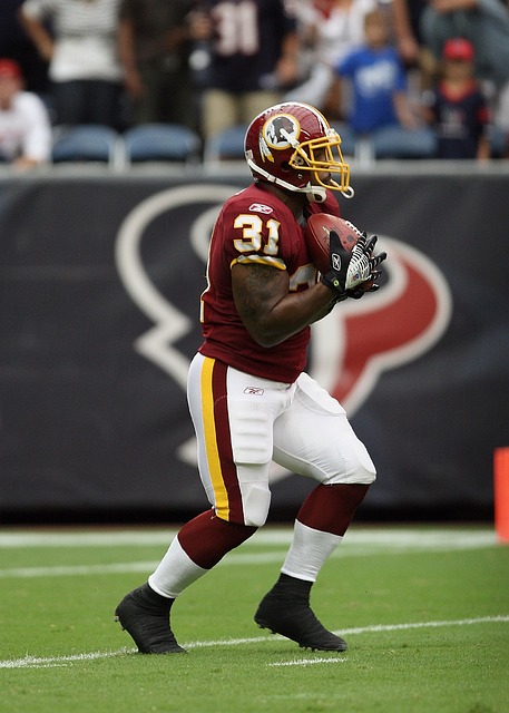 库里复出，勇士末节胜鹈鹕保前六地位.